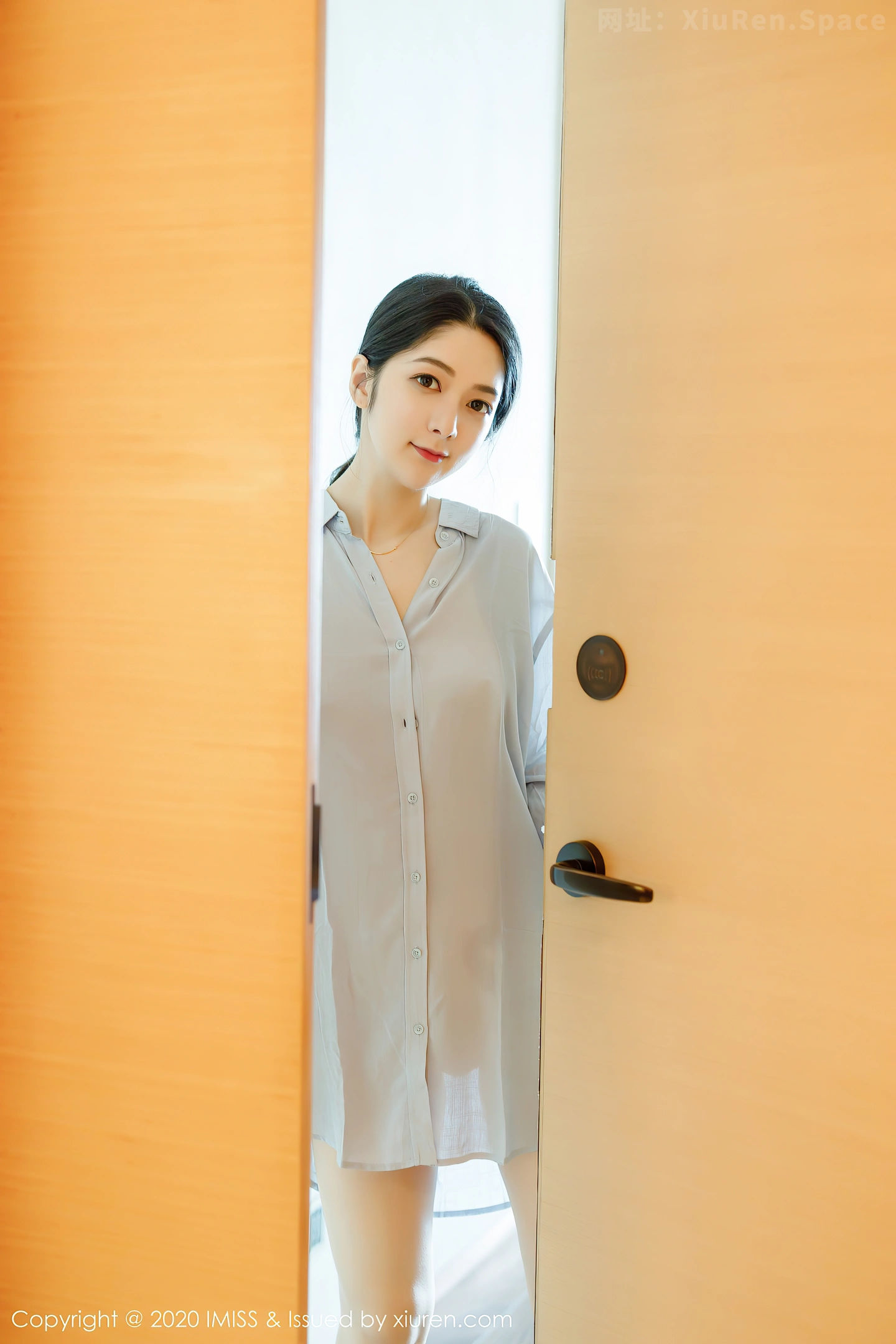 图片[2]-[IMISS爱蜜社]Vol.499 女神Angela小热巴女友视觉主题性感衬衣秀白嫩美腿诱惑写真52P-秀人网官方网站